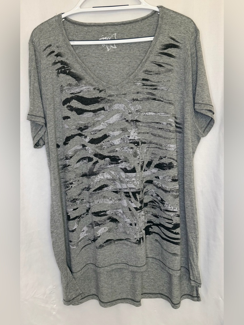Just My Size Gray V-Neck Short Sleeve Top with Black & Silver Print 3X